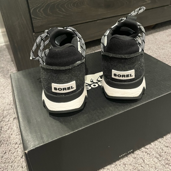 Sorel Black Kinetic Lace Sneaker Size 8 Womens - Picture 3 of 11